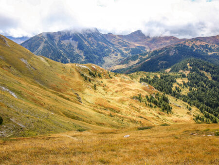 Auf dem Bild sieht man eine Alm in Albanien oder Montenegro, die zum Wandern mit einer kleinen Gruppe einlädt.