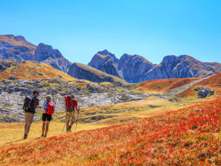 Drei Personen auf Wanderreise folgen dem Fernwanderweg 