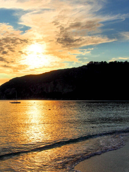 Ein Bild der untergehenden Sonne vor der Küsten von Korfu.