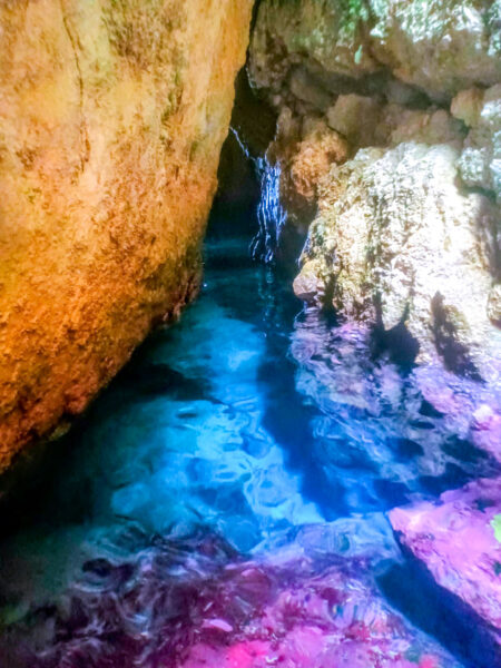 Auf dem Bild sieht man eine der prachtvollen bunten Unterwasser-Höhlen auf der kleinen unbewohnten Insel Ravia vor der Küste von Korfu.