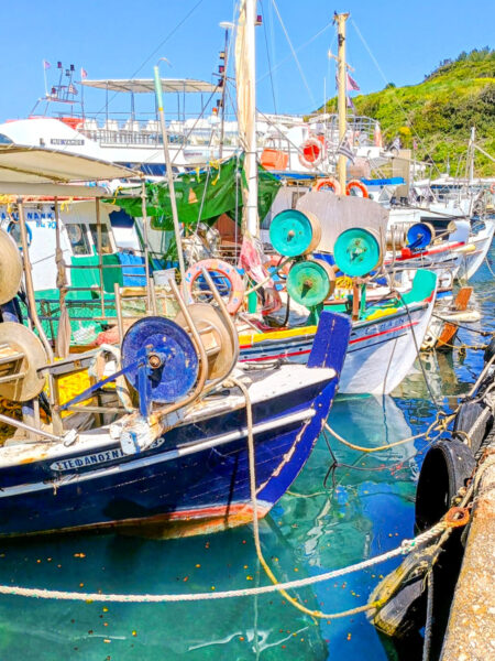 Zwei Boote liegen in einem kleinen Hafen auf der Insel Korfu.