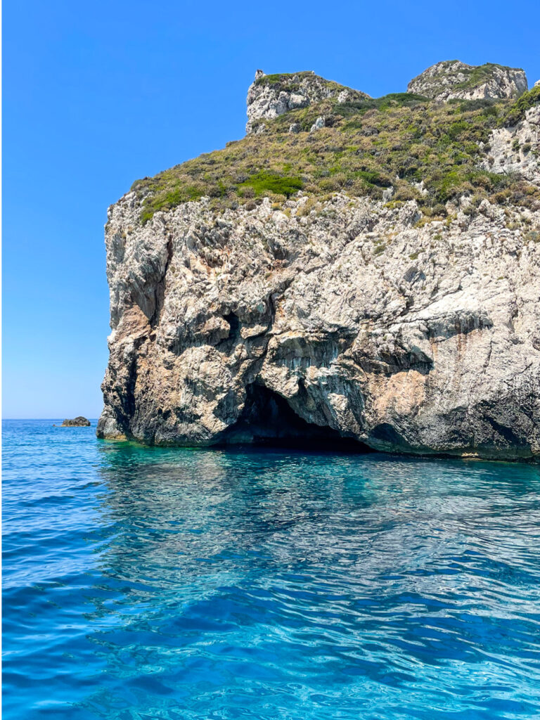 Eine Landschaftsaufnahme einer steilen Klippe an der Küste von Korfu.