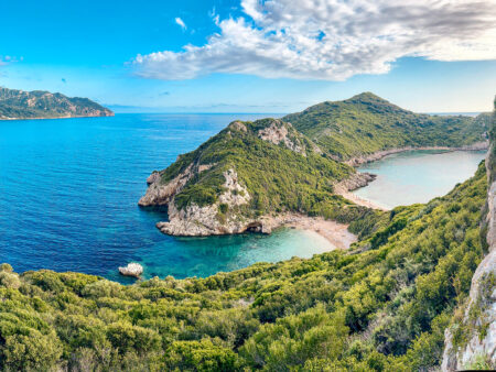 Die Zwillingsbuch Porto Timoni ist von oben zu sehen. Auf der schmalen Landzunge wachsen vereinzelt Bäume, man hat auf beiden Seiten davon direkten Zugang zum Meer inklusive einem kleinen Sandstrand, der zum Baden nach einem langen Wandertag einlädt.