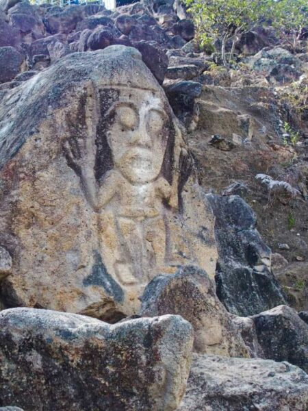 Man sieht eine steinerne Statue, geschlagen in den Fels nahe der Ortschaft San Agustìn in Kolumbien, einem der Ziele einer Reise mit Weltweitwandern.
