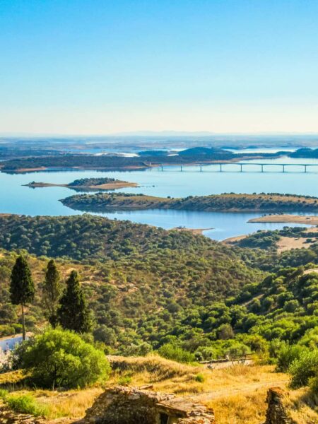 Ein Panorama-Foto von einer Anhöhe hinunter auf den Alqueva-See im Alentejo in Portugal, einer der Stopps auf einer Reise mit Weltweitwandern.