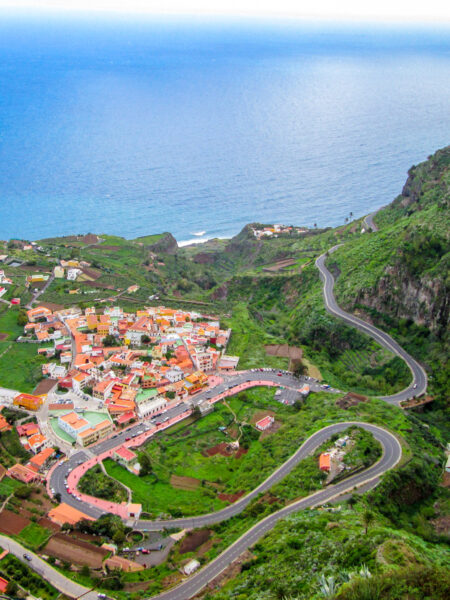 Man sieht einen Ausblick auf die Küste von La Gomera sowie auf die Ortschaft Aguro von einem erhöhten Punkt auf der Kanareninsel aus.