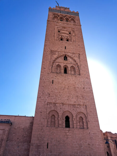 Der Turm der Koutoubia-Moschee in Marrakesch ist auf dem Bild zu sehen.