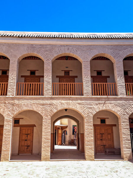 Ein Innenhof in Marrakesch, fotografiert von einer Person auf Wanderreise durch Marokko.
