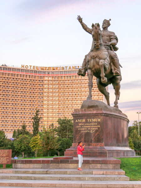 Eine Statue in Taschkent, der Hauptstadt Uzbekistans. Bei der Statue handelt es sich um das Reiterstandbild des usbekischen Nationalhelden Amir Temur.