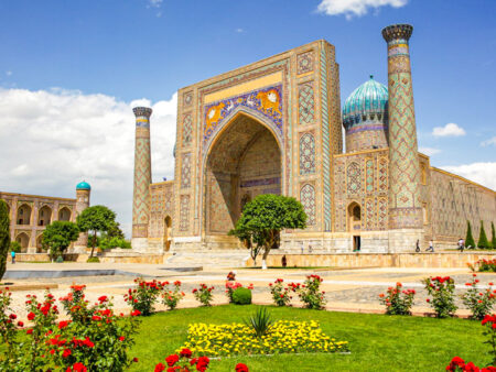 Auf dem Bild sieht man die Scherdor-Madrese, eine der drei prächtigen Koranschulen auf dem Registan-Platz in Samarkand, sowie Teile des wunderschön begrünten Platzes.