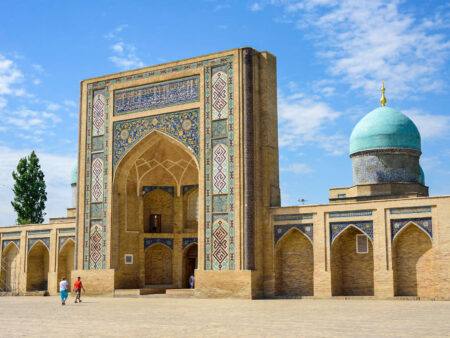 Das Bild zeigt die Tillakori-Medrese auf dem Registan-Platz in der usbekischen Stadt Samarkand. Die islamische Lehreinrichtung ist eine der Highlights auf einer Wanderreise mit Weltweitwandern.