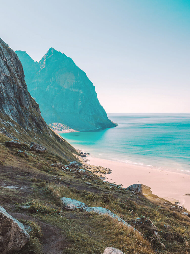 Eine Aufnahme des Kvalvika Beach in Moskenes in Norwegen, der auch im Zuge einer Wanderreise mit Weltweitwandern besucht werden kann.