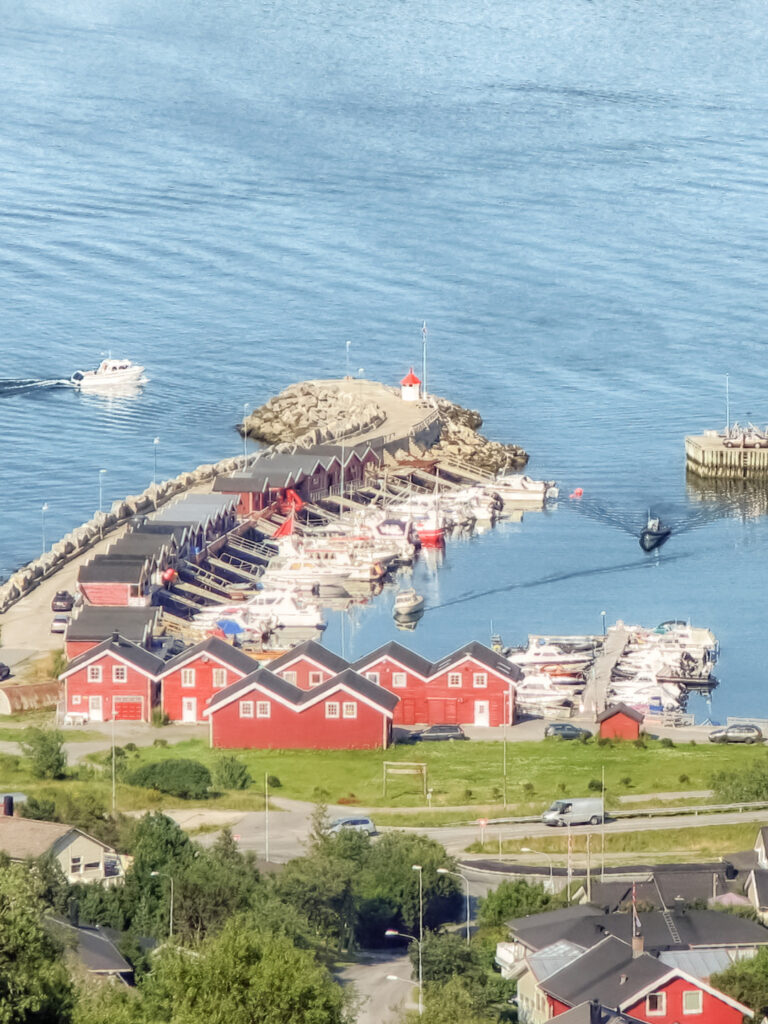 Auf dem Foto ist der Hafen von Bodø in Norwegen zu sehen. Die Ortschaft liegt nördlich des Polarkreises.