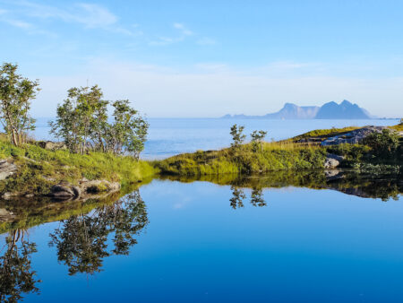 Eine Landschaftsaufnahme der norwegischen Küstenlandschaft in der Nähe von Lofoten.