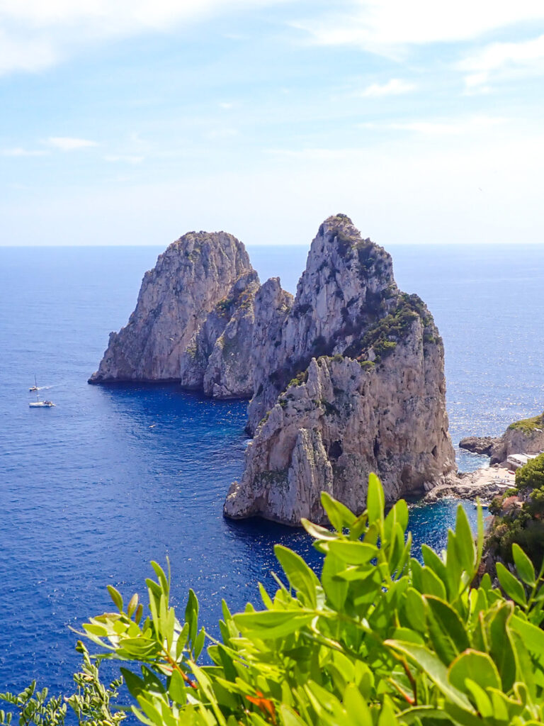 Spitze Felsen, sogenannte Faraglioni, liegen vor der Küste der italienischen Insel Capri, nahe Neapel.