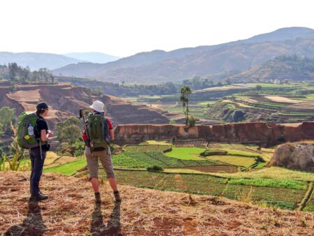 Zwei Personen auf Wanderreise bestaunen die Aussicht im Hochland von Madagaskar.