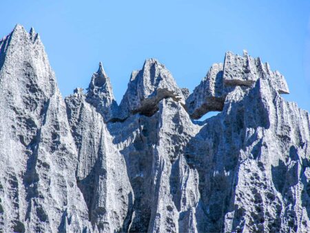 Eine Felsformation, die Teil des Tsingy de Bemaraha auf Madagaskar ist.