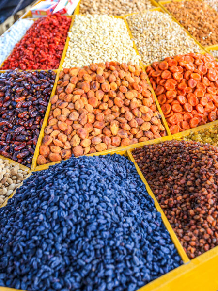 Diverse Gewürze in einem Markstand in Kirgistan leuchten in die Kamera.