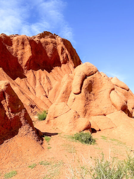 Man sieht einen Teil der Märchenschlucht (auch bekannt als Skazka Canyon). Im Fokus des Bildes liegt eine Steinformation, die bekannt ist als der Elefant, weil sie aussieht, als hätte sie einen Rüssel.