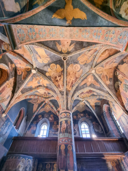 Das Bild zeigt das Gebälk der Burgkapelle in Lublin. Es ist reich mit Schnitzereien und Malereien verziert.