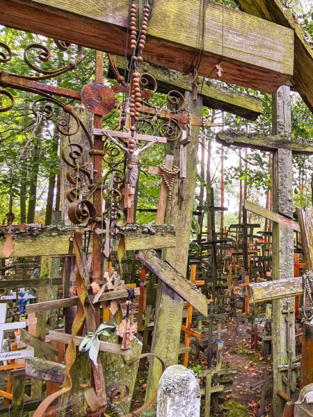 Das Bild zeigt einen Teil von Grabarki, dem Berg der Kreuze. Im Bild sind unzählige der hölzernen Kreuze und Kruzifixe zu sehen, wie man sie auch auf einer Wanderreise durch Polen ansehen kann.