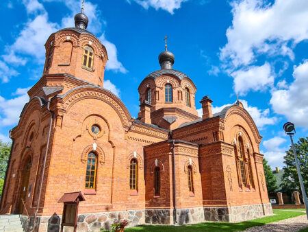 Man sieht die die orthodoxe Kirche St. Nikolaus in Białowieża im Osten von Polen.