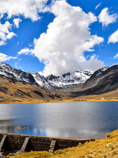 Man sieht einen Stausee im Cordillera Real Gebirgszug, wie ihn auch Reisende auf einem Trip durch Bolivien mit Weltweitwandern zu Gesicht bekommen.
