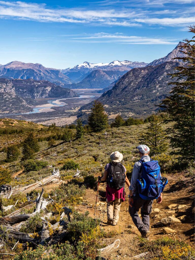 Zwei Personen auf Wanderreise folgen einem Weg durch Patagonien. Sie gehen hier durch den Cerro Castillo Nationalpark auf ihrer Reise durch den Süden von Chile.