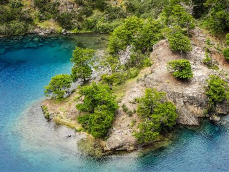 Ein Landschaftsfoto einer kleinen Halbinsel im Lago Cochrane National Reserve in Chile.