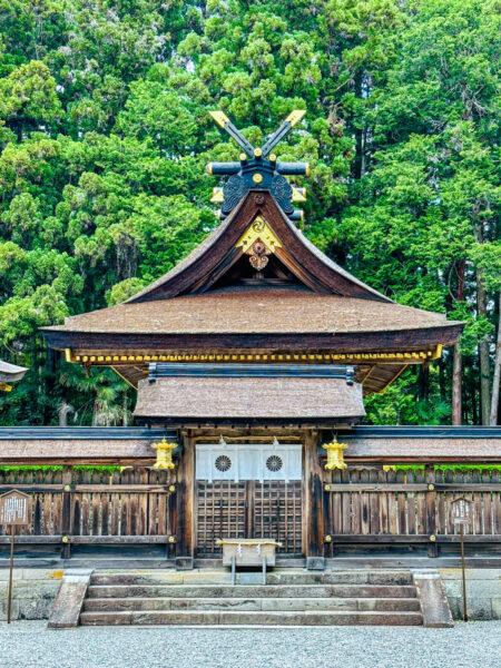 Das Bild zeigt den Kumano Hongū Taisha, einen bedeutenden Shintō-Schrein in der Präfektur Wakayama, Japan.