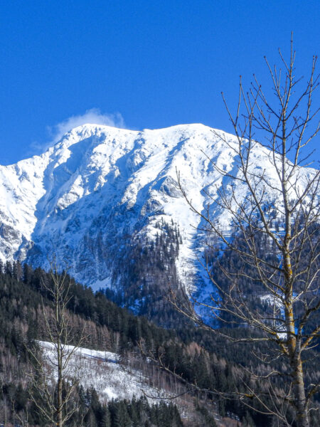 In der Ferne kann man den Großen Pyhrgas erkennen, der über dem Tal der Kalkalpen thront. Das Foto wurde vom Quartier in den Kalkalpen aus aufgenommen.
