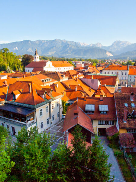 Man sieht die Altstadt von Kamnik in Slowenien. Im Hintergrund sieht man die Steiner Alpen.