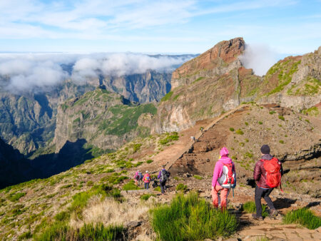 Zwei Wander*innen folgen einem Wanderpfad vom Pico do Arieiro zum Pico Ruivo auf Madeira.