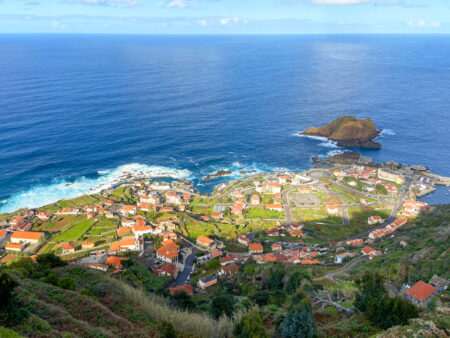 Porto Moniz, eine Gemeinde an der Nordwestküste der Insel Madeira von oben hinunter von einem Wanderweg aus fotografiert.