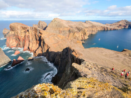 Drei Personen am Rande des Bildes wandern gerade zurück von ihrem Ausflug von der Ponta de São Lourenço, einer markanten, felsigen Halbinsel an der Ostspitze von Madeira.