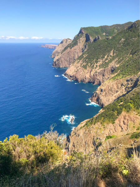 Man sieht die steile Felsküste Madeiras und Teile des atlantischen Ozeans vor der Küste.
