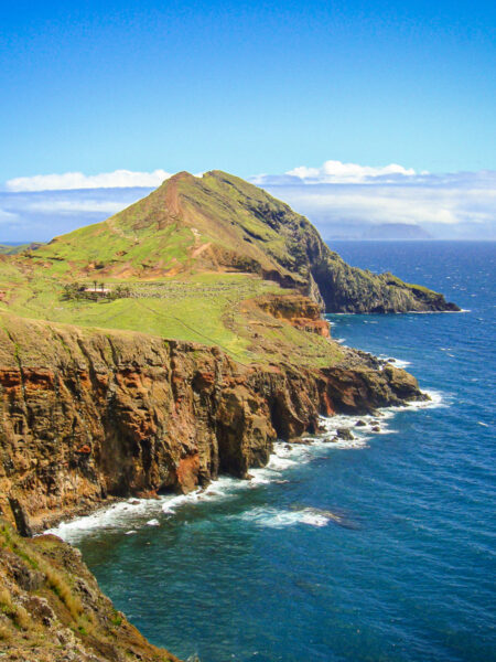 Man sieht Teil der schroffen Küste von Madeira.