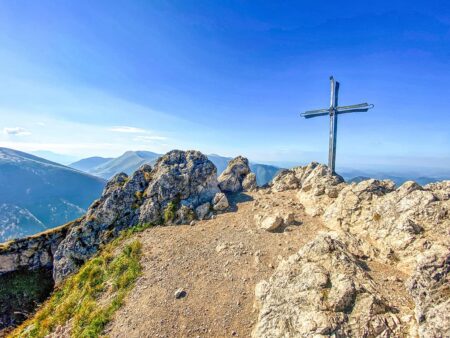Das Gipfelkreuz auf der Velky Roztuec, ein Highlight der Gruppenreise mit kleinen Gruppen bei Weltweitwandern in der Slowakei.