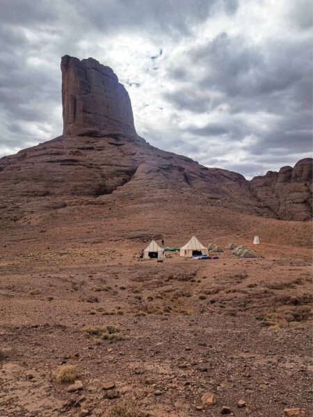 Zwei Zelte eines Trekkingcamps einer Reise durch Marokko stehen von der Hintergrund des Jbel Sarhro.