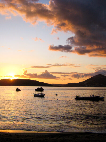 Ein Foto mit Meerblick beim Licht der untergehenden Sonne in Montenegro.
