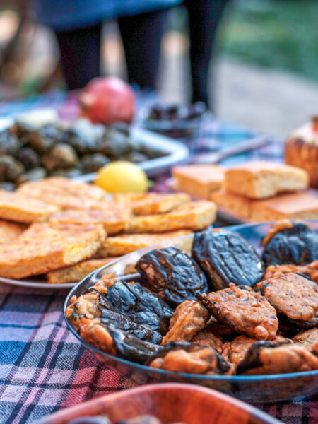 Diverse Delikatessen aus Montenegro sind auf Tellern für Gäste einer Verkostung angerichtet.