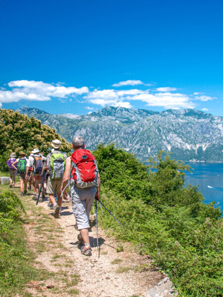 Eine kleine Gruppe auf einer Wanderreise folgt einem Wanderpfad in der Nähe von Vrmac in Montenegro auf der Halbinsel Kotor.