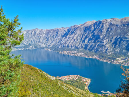 Man sieht einen Ausblick auf die Bucht von Kotor in Montenegro von einem Aussichtpunkt entland einer Wanderroute.