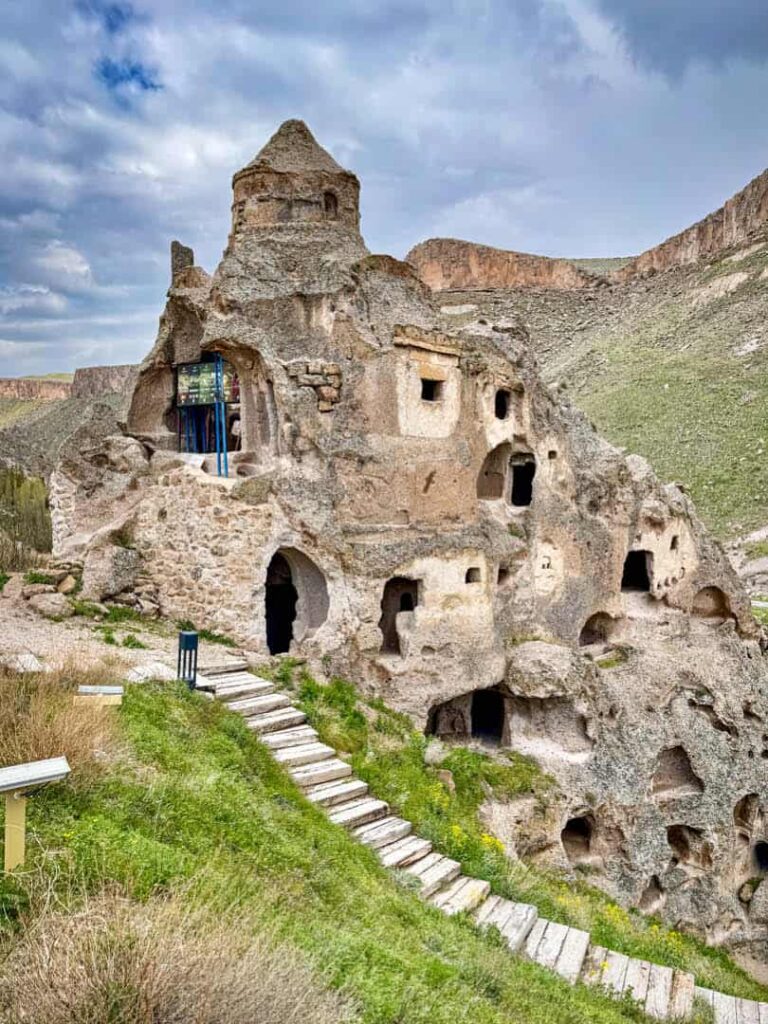 Wir sehen die ubbeli Kilise (Kuppelkirche) im Soğanlı-Tal in Kappadokien.