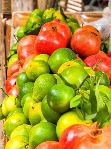 Granatäpfel und Citrusfrüchte liegen auf einem Marktstand in der Türkei in der Region Kappadokien.