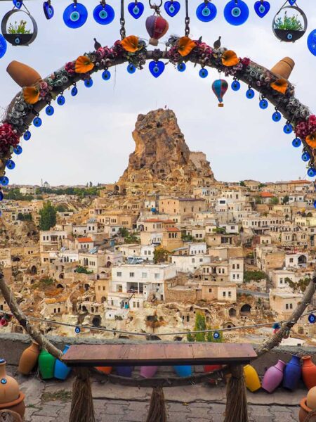 Die Burg Uchisar im Zentrum des Bildes. Im Vordergrund sieht man Verzierungen aus buntem Glas.