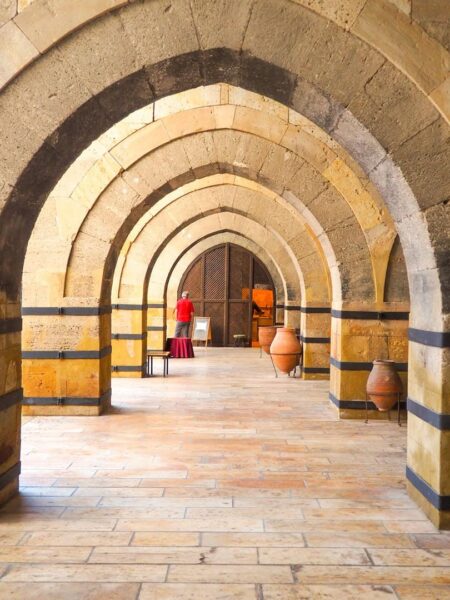 Man sieht einen Arkadengang einer alten Karawanserei in der Region Kappadokien in der Türkei.