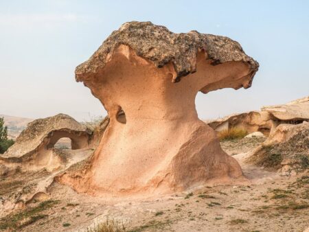 Man sieht einen Felsen in der Aciksaray in der Türkei. Der Felskomplex erhebt sich über die steinige Landschaft der Region.