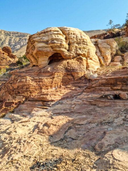 Im Bild kann man die Felsformation Dana Tower in Jordanien erkennen. Sie sieht in der Tat aus wie ein niedriger Turm in der Wüste.