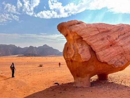 Auf dem Bild kann man eine der bizarren Felsformationen in der Wadi Rum in Jordanien sehen. Der Fels trägt den Namen 